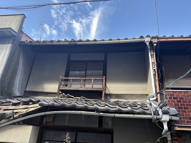 劣化で下屋根が崩れた