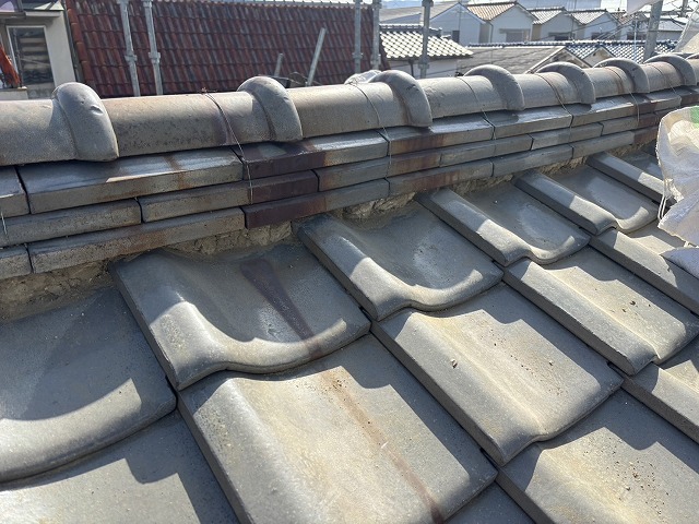 調査写真：棟瓦のずれと劣化