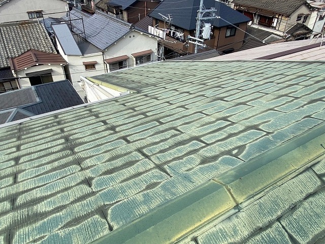 東大阪市で雨樋のパイプが強風で落下し現地調査、カラーベストの割れや陸屋根の防水塗装が推奨