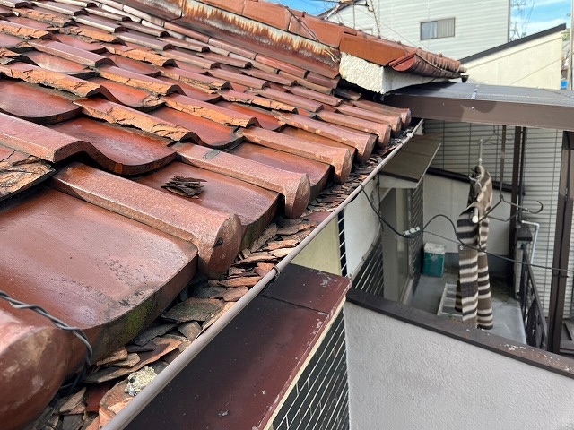 雨樋に欠けた瓦が積もっていました