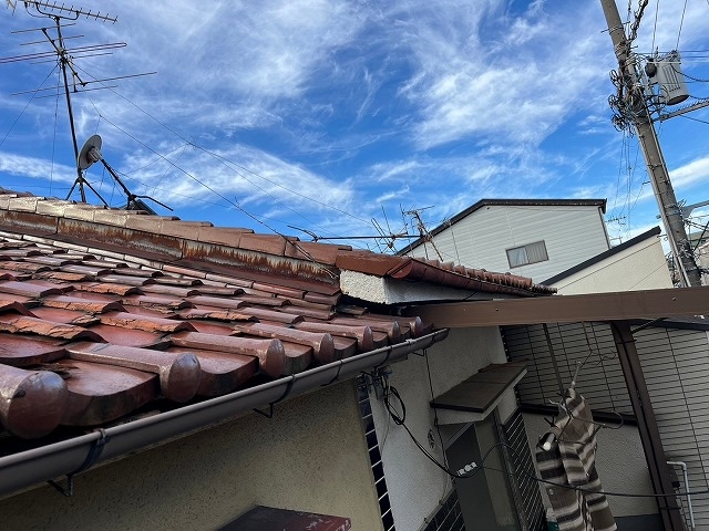 八尾市の雨漏りが生じた瓦屋根の棟瓦、歪みやズレが生じた棟瓦は積み直し工事が推奨