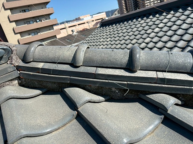 大阪市東成区で台風の強風被害による棟瓦の破損を発見、早期の補修工事が求められる状態です