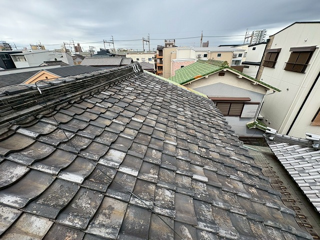 大東市で天井の雨染みが気になったお客さまから調査のご相談、瓦屋根の経年劣化が進行していたので葺き替え工事をご提案