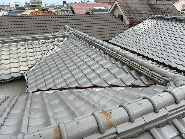 東大阪市にて瓦屋根の戸建て住宅で雨漏り、原因は漆喰で棟瓦の熨斗瓦部分もズレていたので葺き替えをご提案