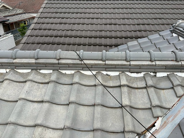 東大阪市で屋根の頂上の瓦で不具合、ズレや漆喰の劣化が見られていました。瓦同士の隙間もあり