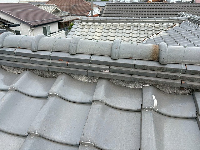 東大阪市で雨漏りが発生した瓦屋根の現地調査、のし瓦のズレが深刻な雨漏り被害に繋がる危険性