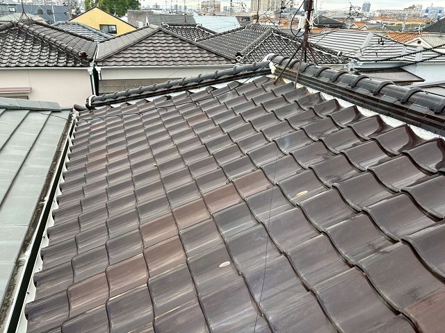 八尾市で瓦屋根の雨漏りでご相談、瓦の下を調査すると土と野地板が剥き出しの状態