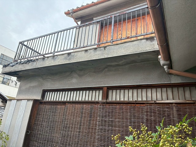 大東市で雨漏りが生じた事務所ベランダの現地調査、以前からの防水のヒビ割れがありました