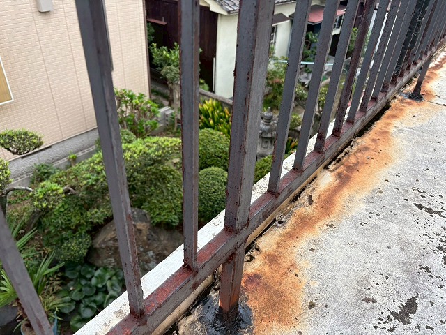 劣化した手すり