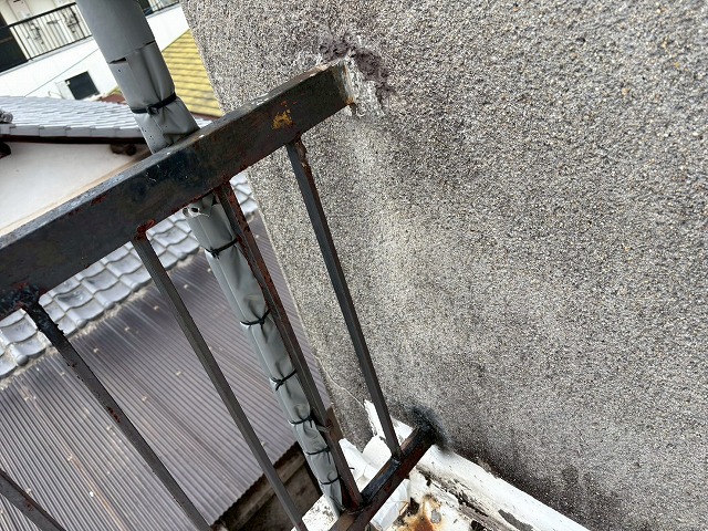 サビが進行した手すり