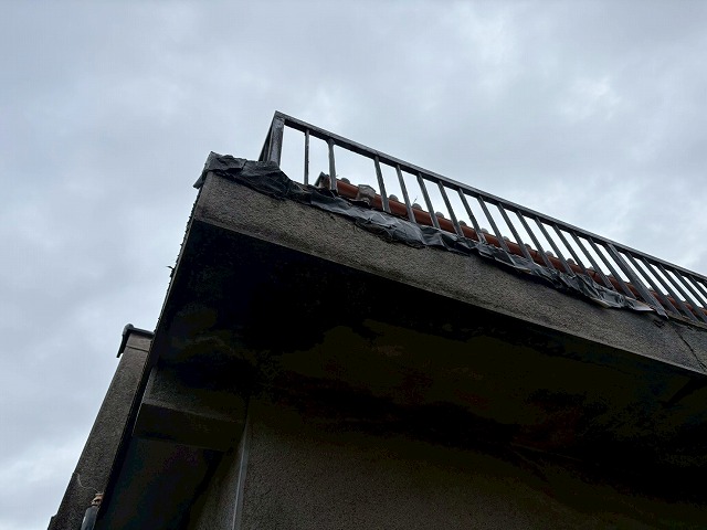 大東市で事務所ベランダ下の壁にも雨染み、下地材にも水分を含んで傷んでいる可能性