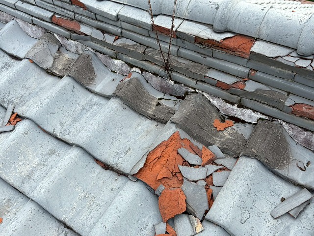 東大阪市で雨漏りの調査依頼、凍害による瓦の破損やトタン部分のサビといった被害が見受けられました