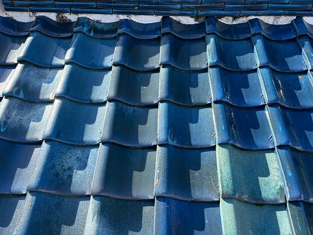 大東市で雨漏りが生じた平屋住宅の現地調査、瓦屋根でも雨漏り原因に発展しやすい定期点検が推奨される箇所