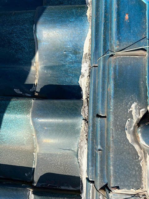 棟瓦のズレに注意