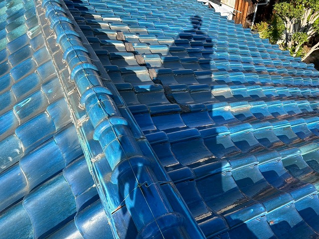 大東市の平屋住宅で雨漏りが度々発生するためご相談、原因は不適切に施された過去の補修歴でした