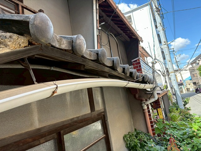 大東市で下屋根が沈み補修工事のご相談、原因は経年劣化による下地の破損で大屋根にも被害あり