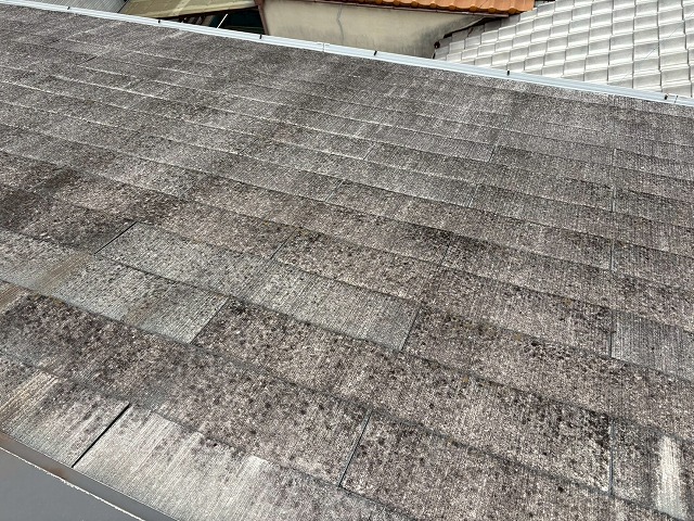 東大阪市で経年劣化したコロニアル屋根の状態確認、屋根材の劣化放置が及ぼす危険について解説