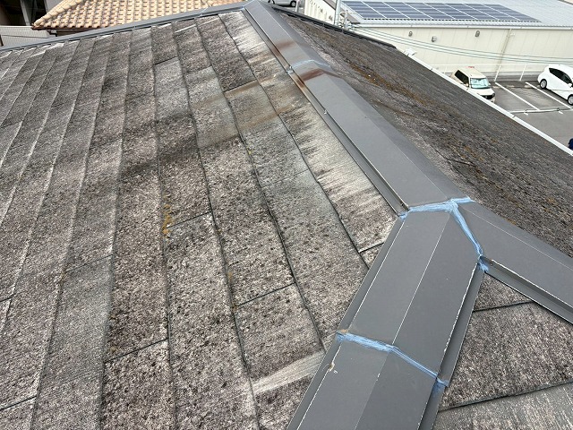 東大阪市で三階建てコロニアル屋根の棟板金状態確認、一部サビが生じておりメンテナンスが推奨される状態