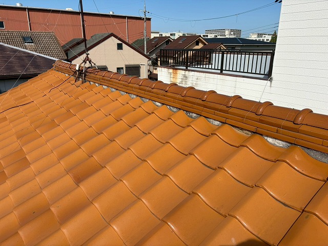 大阪市東成区で瓦のひび割れが生じた瓦屋根の漆喰を点検、経年劣化しており早めの交換メンテナンスが必須