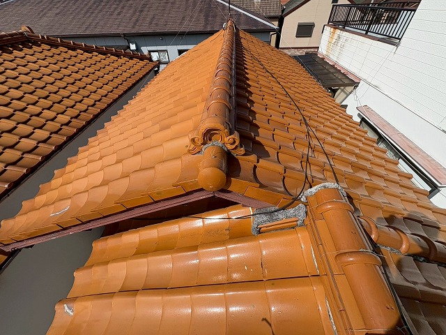 大阪市東成区で瓦の破片が落下しており屋根点検のご相談、原因は鉄釘の膨張による瓦の破損