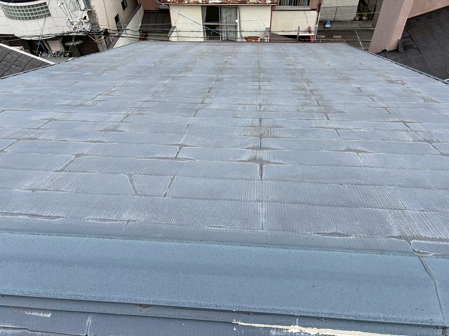 東大阪市の三階建て住宅の屋根メンテナンスのご相談、屋根カバー工事と葺き替えの2パターンをお見積もり