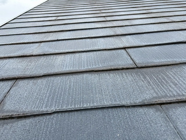 東大阪市でカラーベスト屋根のメンテナンス工事前の現地調査、乾きにくい面が劣化していた