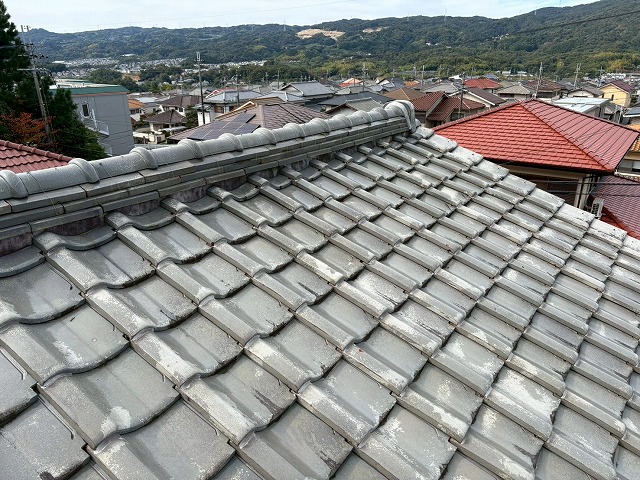 大東市の瓦屋根住宅で雨漏りが発生し現地調査、原因は段落ちの棟とケラバの取り合いで発生した不具合