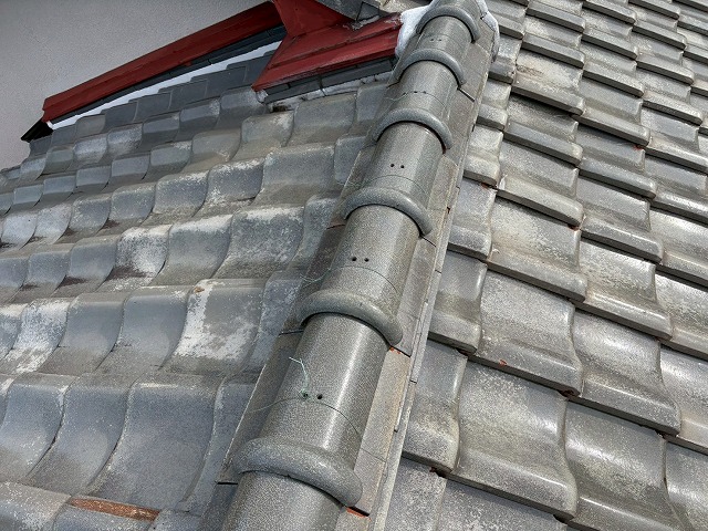 大東市で雨漏りが発生した瓦屋根の状態確認、一部瓦の下に指が入るほどの隙間が発生していました