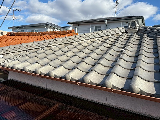 東大阪市で波板工事を実施した業者さんから屋根点検を推奨され相談、瓦の欠けや漆喰の劣化が進行