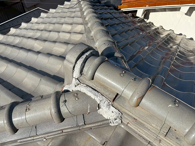 東大阪市で棟瓦の欠けと漆喰の劣化が進行していた屋根の状態確認、棟瓦はトラブルが発生しやすい