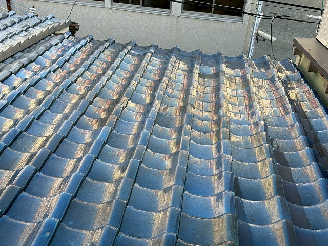 大阪市東成区で雨漏り被害が発生した連棟住宅の漆喰部分を確認、黒ずみ経年劣化が進行しており補修工事を推奨