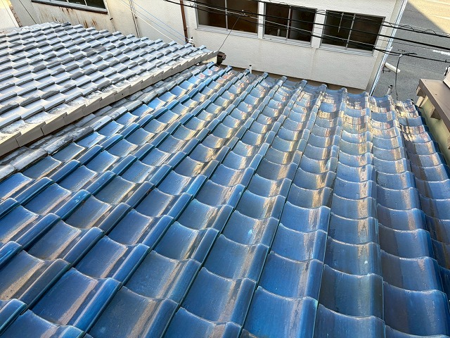 大阪市東成区の連棟住宅にて瓦屋根の雨漏りでご相談、原因は瓦のズレで経年劣化した漆喰工事もご提案