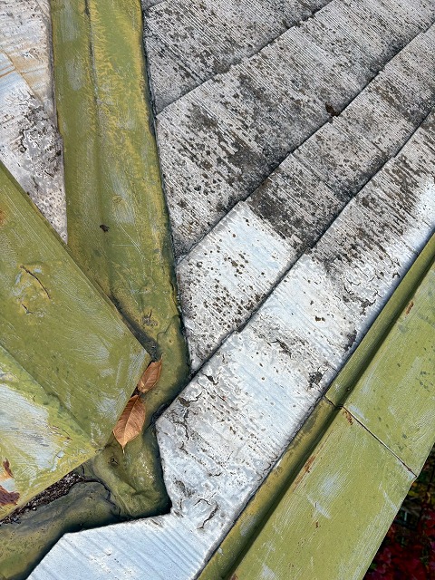 谷板金・棟板金の境目に注意