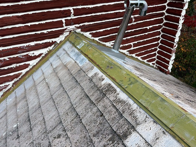 東大阪市で経年劣化が深刻化した屋根で各板金の確認、棟板金のサビが深刻で谷板金も劣化が目立ちました