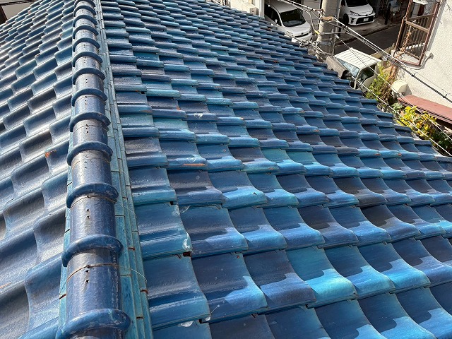 東大阪市で一度も屋根を触っていない瓦屋根の調査、棟瓦に補填された漆喰状態を確認した結果経年劣化を確認