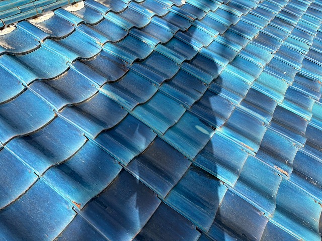 葺き土が痩せた屋根