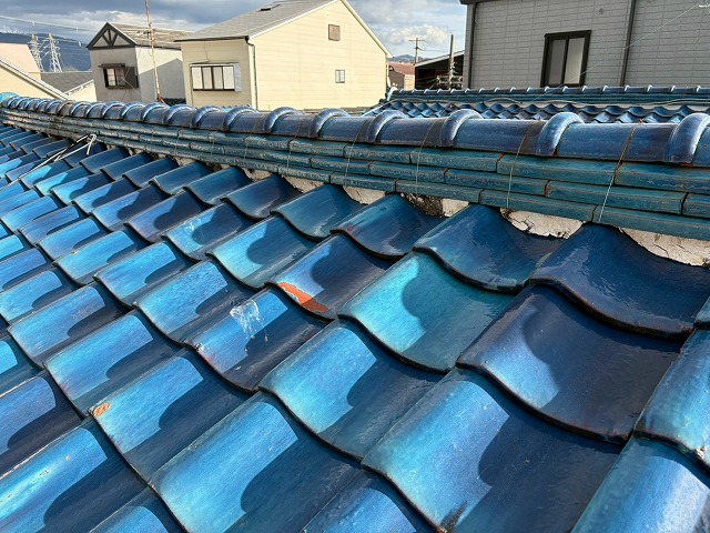 東大阪市にて長年未点検の瓦屋根を調査した事例、瓦のズレと土の劣化で表面がガサガサしていました