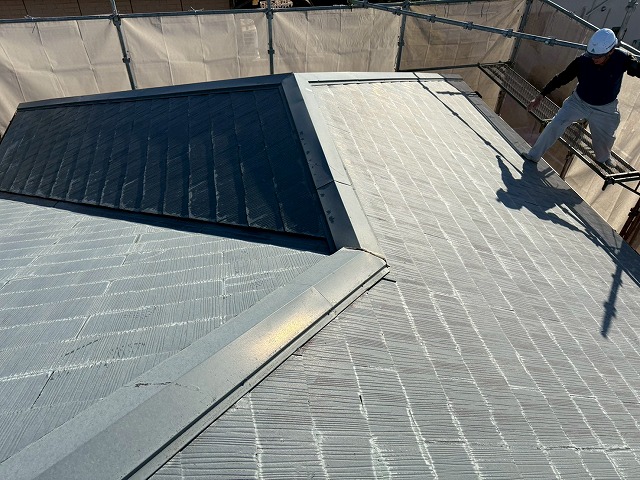 大阪市生野区で屋根塗装を検討中のお客様、カラーベストの割れが多数発生しており塗装では難しいので屋根カバー工事を推奨