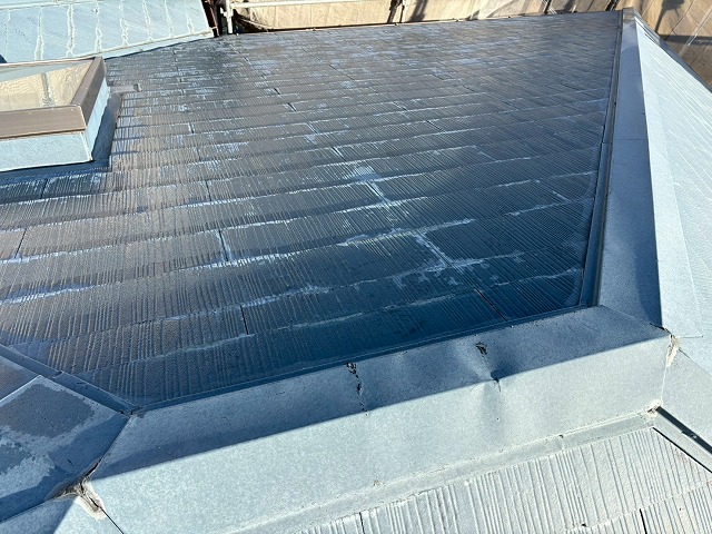 大阪市生野区でカラーベスト屋根の現地調査、劣化が進み表面が弱っているので屋根塗装が推奨できない状態