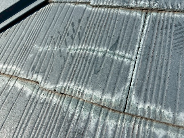 割れが生じた屋根