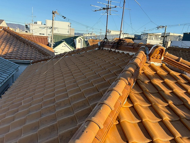 大阪市東成区で雨漏りが発生し屋根調査のご相談、不適切なラバーロックの補修跡と棟瓦のズレを確認