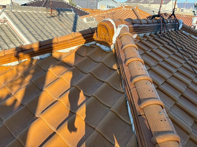 大阪市東成区でラバーロック・瓦のズレにより雨漏りが発生した瓦屋根の調査、漆喰や棟繋ぎ部分の劣化も深刻でした