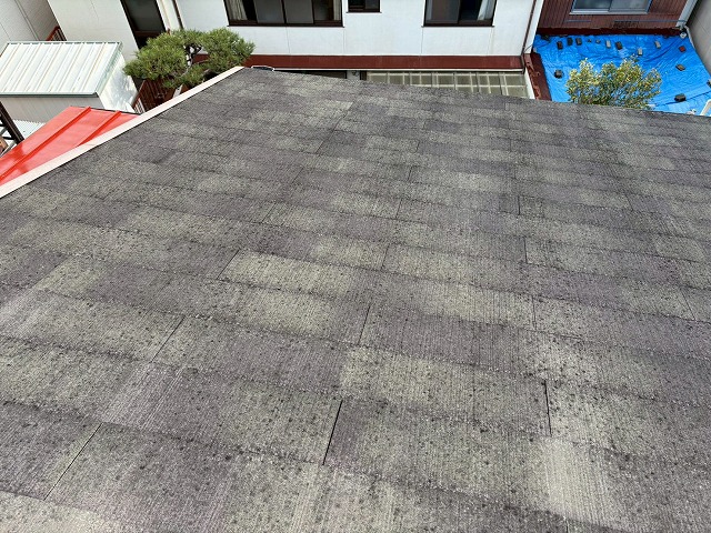 大東市で経年劣化したカラーベスト屋根の現地調査、屋根塗装ができるカラーベスト屋根の特徴について解説