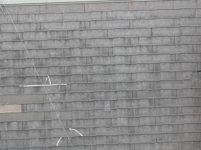 八尾市で駐車場に屋根材が飛散しご相談をいただいた事例、ドローンを用いてカラーベストの屋根調査を実施