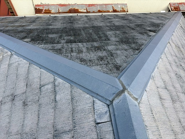 大阪市生野区で経年劣化したカラーベスト屋根の棟板金・谷板金部分を調査、棟繋ぎには要注意です
