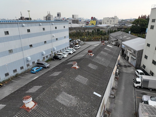 東大阪市の工場・倉庫で台風の不安、ドローンでの屋根調査で明かり取りに穴あきを発見