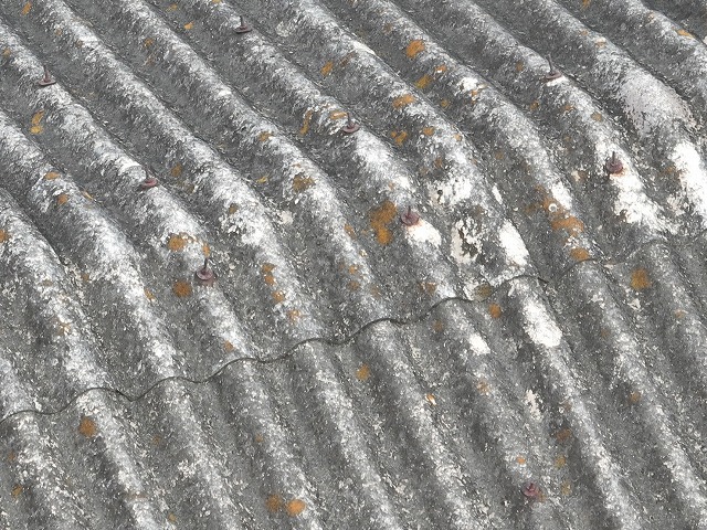 長年ノーメンテナンスの屋根に注意