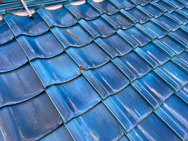 大東市にて雨漏りが生じた瓦屋根の調査、熨斗瓦のズレや凍害が出ており葺き替え工事をご提案