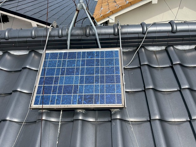 太陽光パネルが備わった瓦屋根