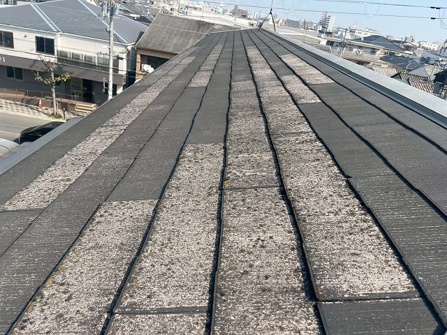 大東市で経年劣化が進んだカラーベストへ屋根カバー工事をご提案、メリット・デメリットを解説